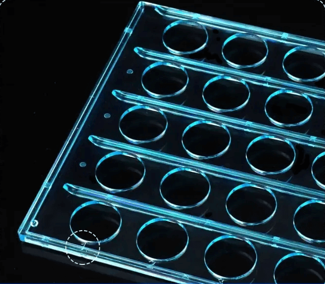 Close-up van de 18 mm ronde openingen, geschikt voor grotere capsules of buisjes met dop