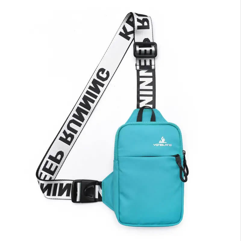 Turquoise blauwe schoudertas met een groot voorvak en ritssluiting, voorzien van een brede, verstelbare schouderband met zwart-witte tekst 'KEEP RUNNING'. Compacte en sportieve tas, perfect voor elke gelegenheid.