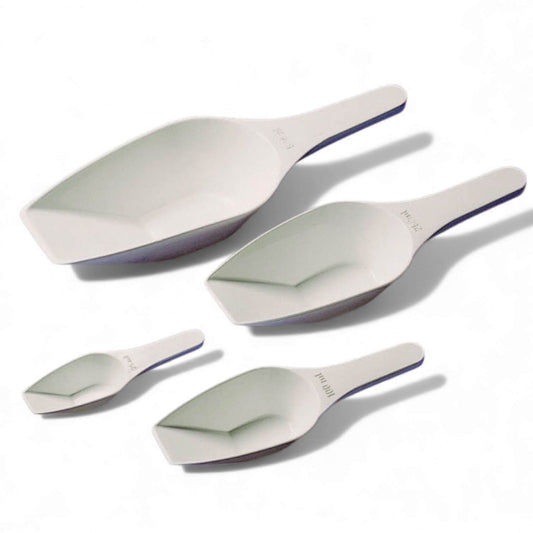 Enkele, witte, grote doseerlepels voor het snel en nauwkeurig afmeten van grotere hoeveelheden poeder of granulaat.