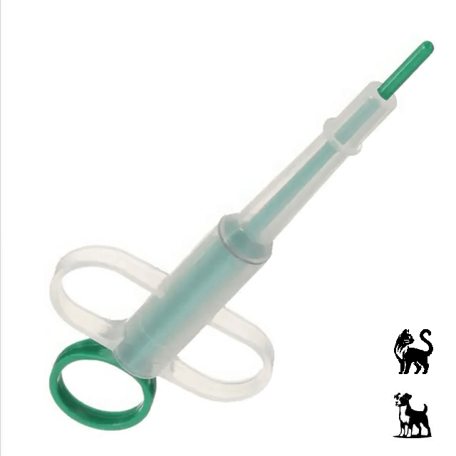 Een pillenschieter voor huisdieren is een plastic buis met een zachte rubberen tip en een plunjer. Het helpt om medicijnen veilig en eenvoudig in de keel van het huisdier te plaatsen, waardoor het dier de pil gemakkelijk kan doorslikken.