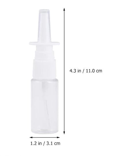 Een enkel hervulbaar neusspray flesje van 15 ml, gemaakt van doorzichtig plastic met een witte dop en sproeikop. Afmetingen zijn aangegeven: hoogte 11,0 cm en breedte 3,1 cm.